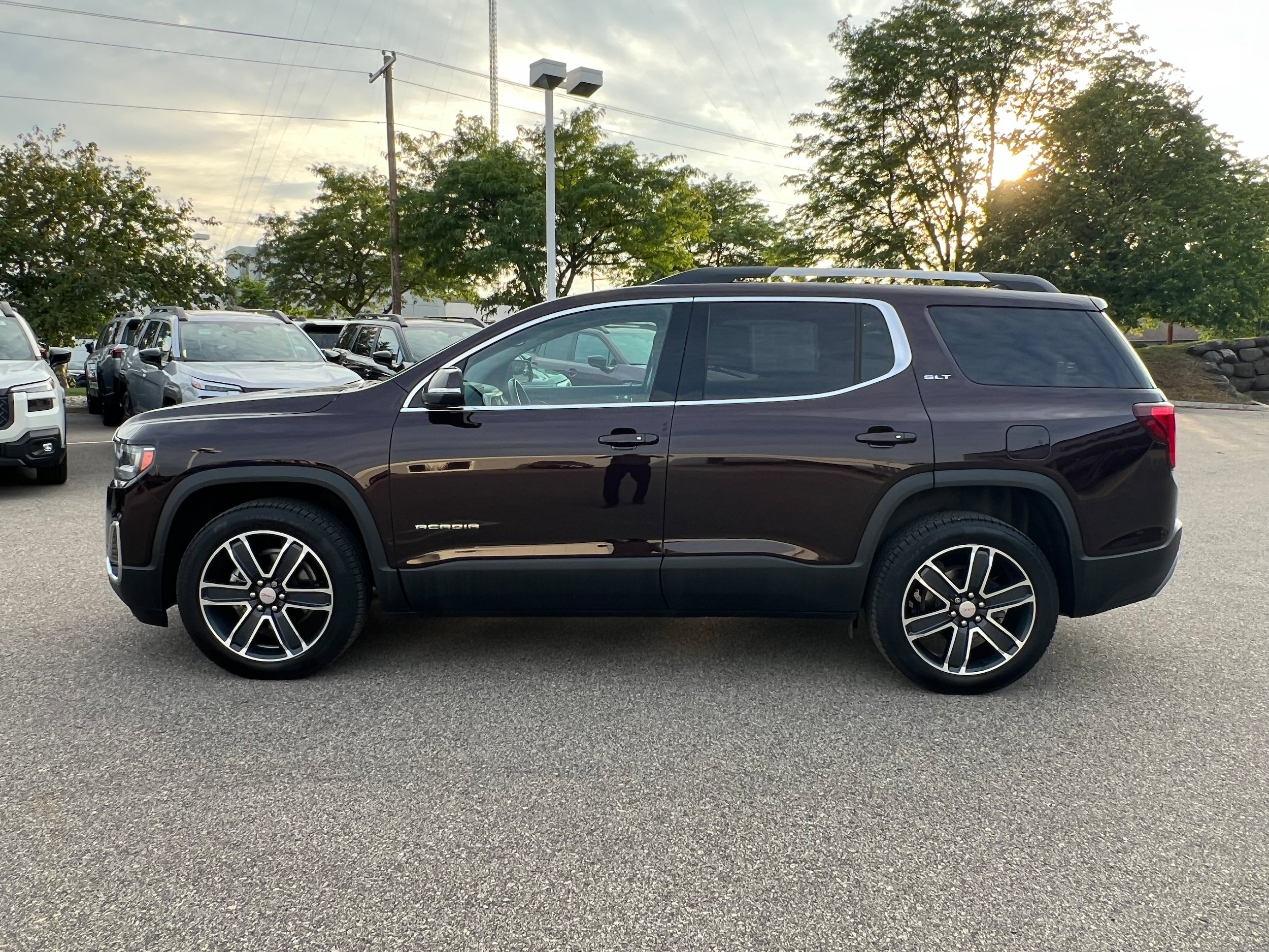 Used 2021 GMC Acadia SLT w/ Technology Package AWD/4WD image 4