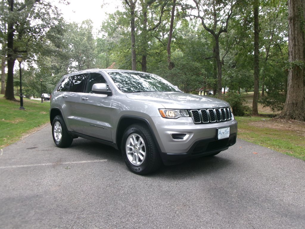 Used 2018 Jeep Grand Cherokee Laredo image 3