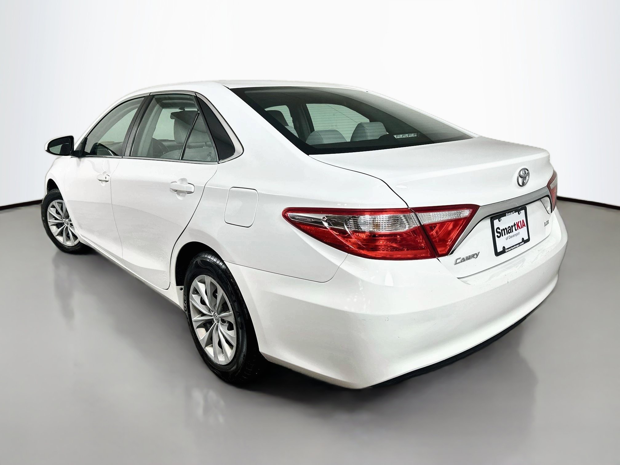 Used 2016 Toyota Camry LE FWD image 5
