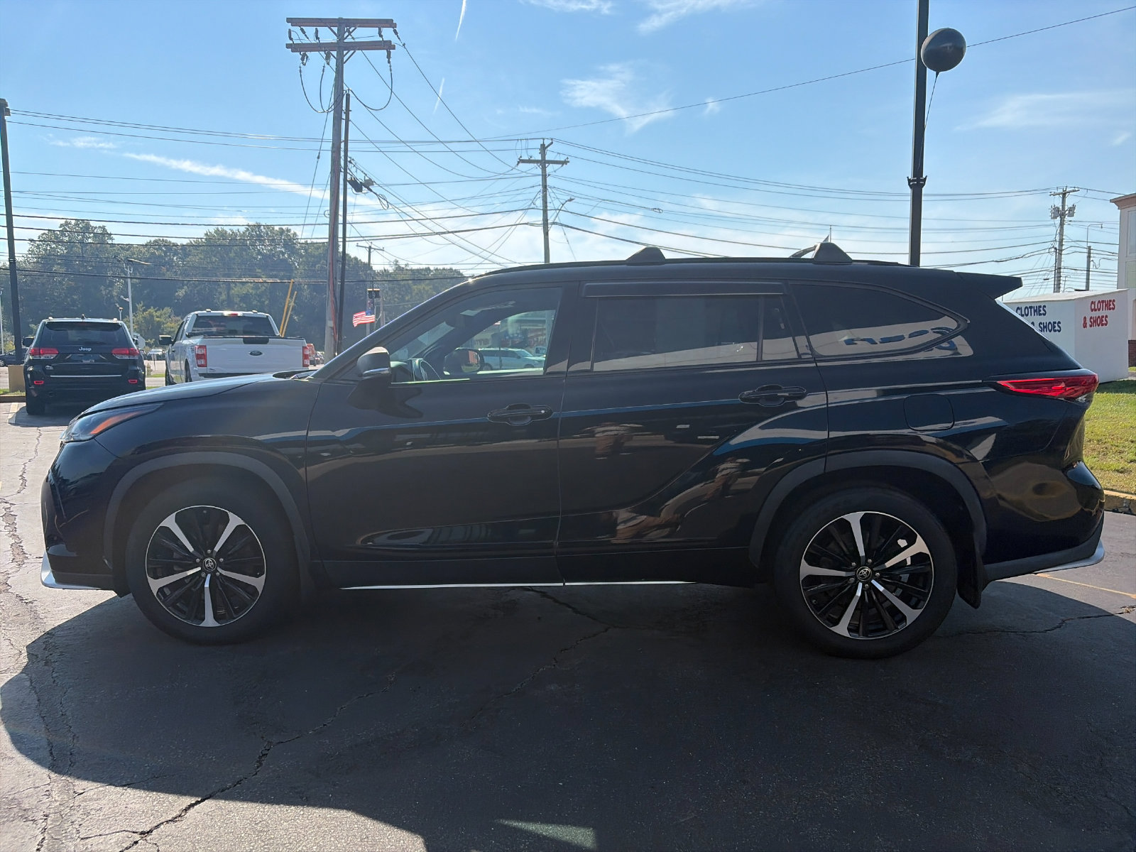 Used 2021 Toyota Highlander XSE AWD/4WD image 2
