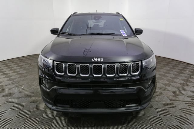 Used 2023 Jeep Compass Latitude w/ Convenience Group AWD/4WD image 4