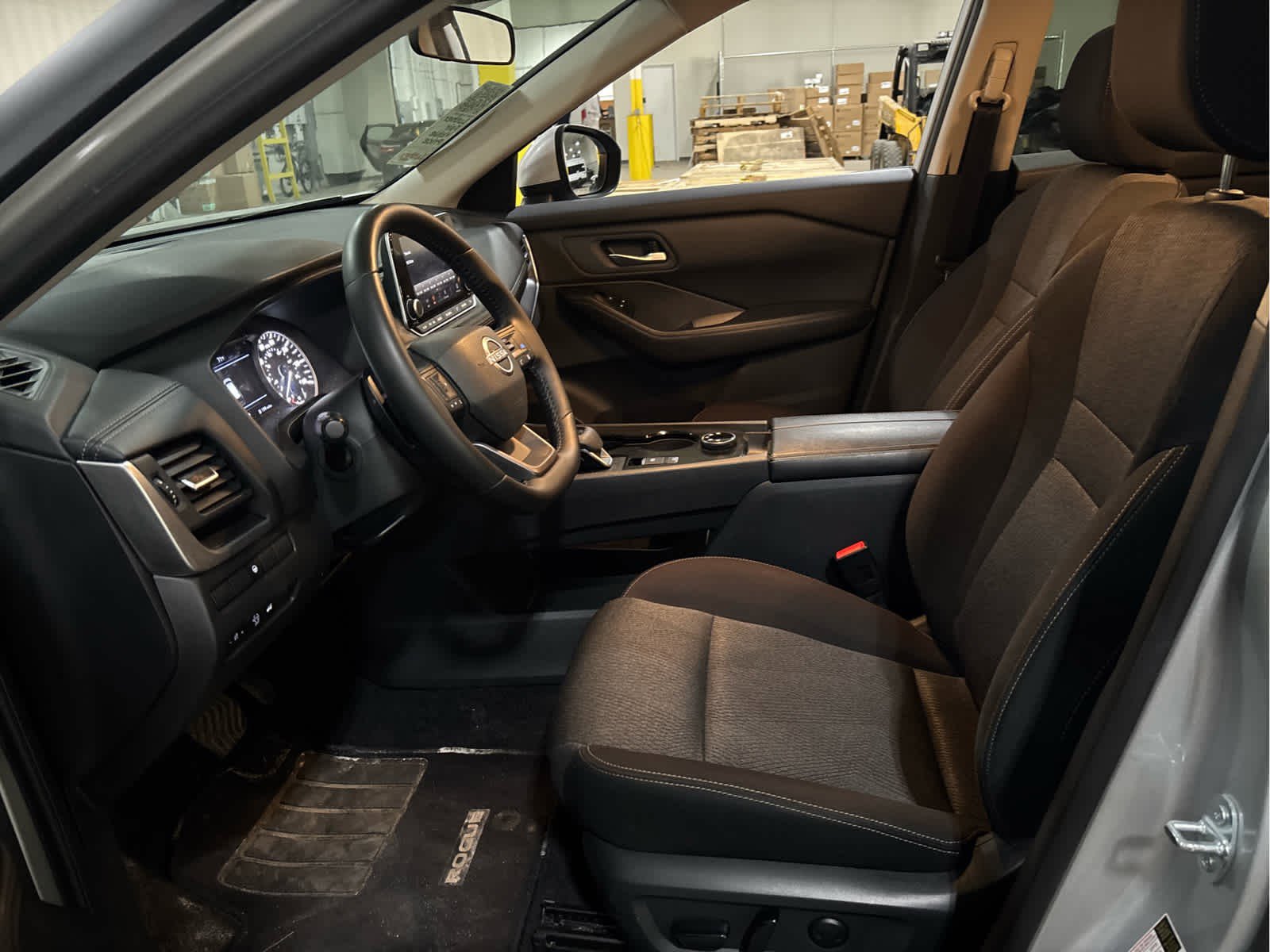 Used 2025 Nissan Rogue SV AWD/4WD image 9