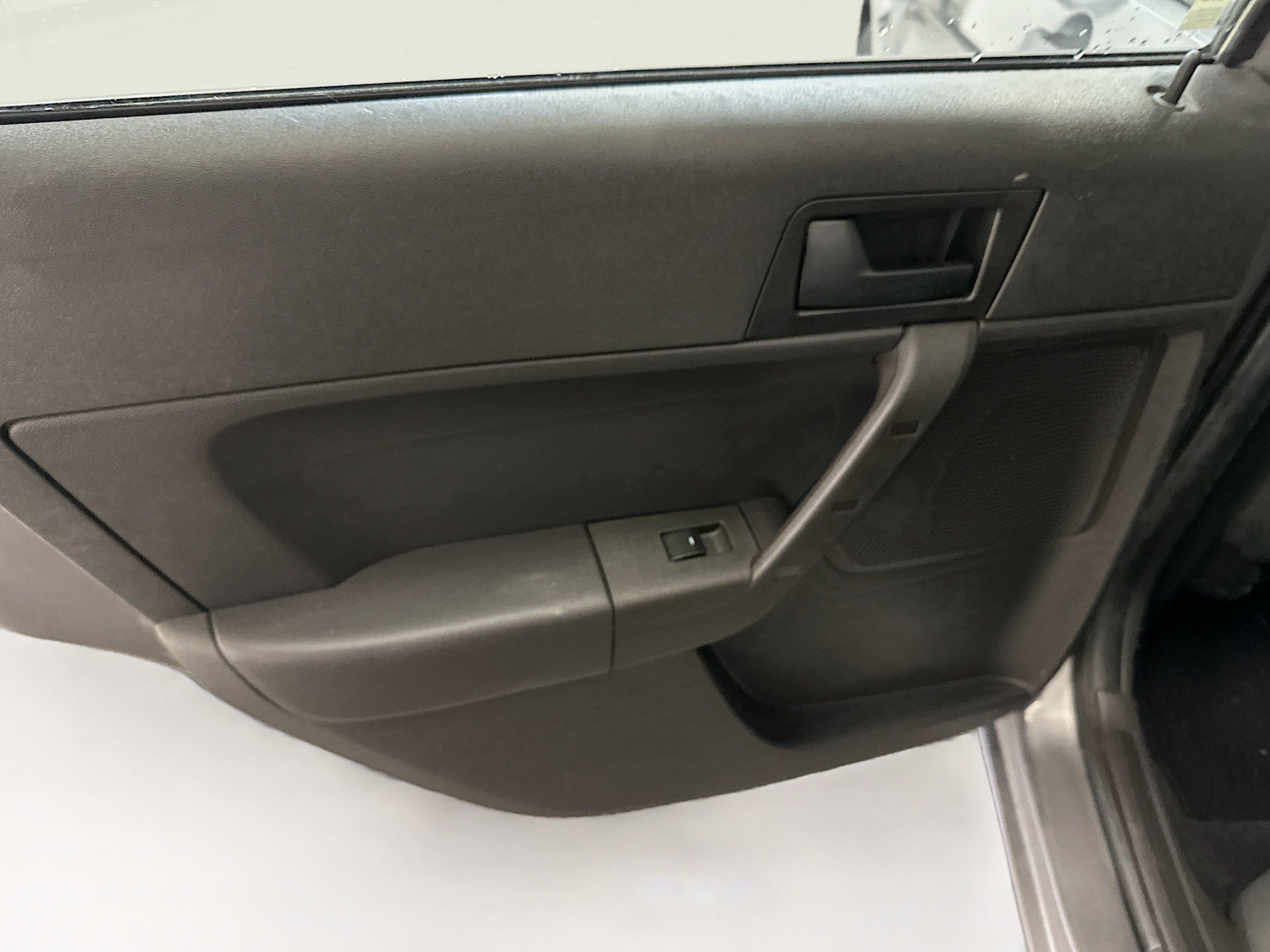 Used 2009 Ford Focus SE FWD image 25