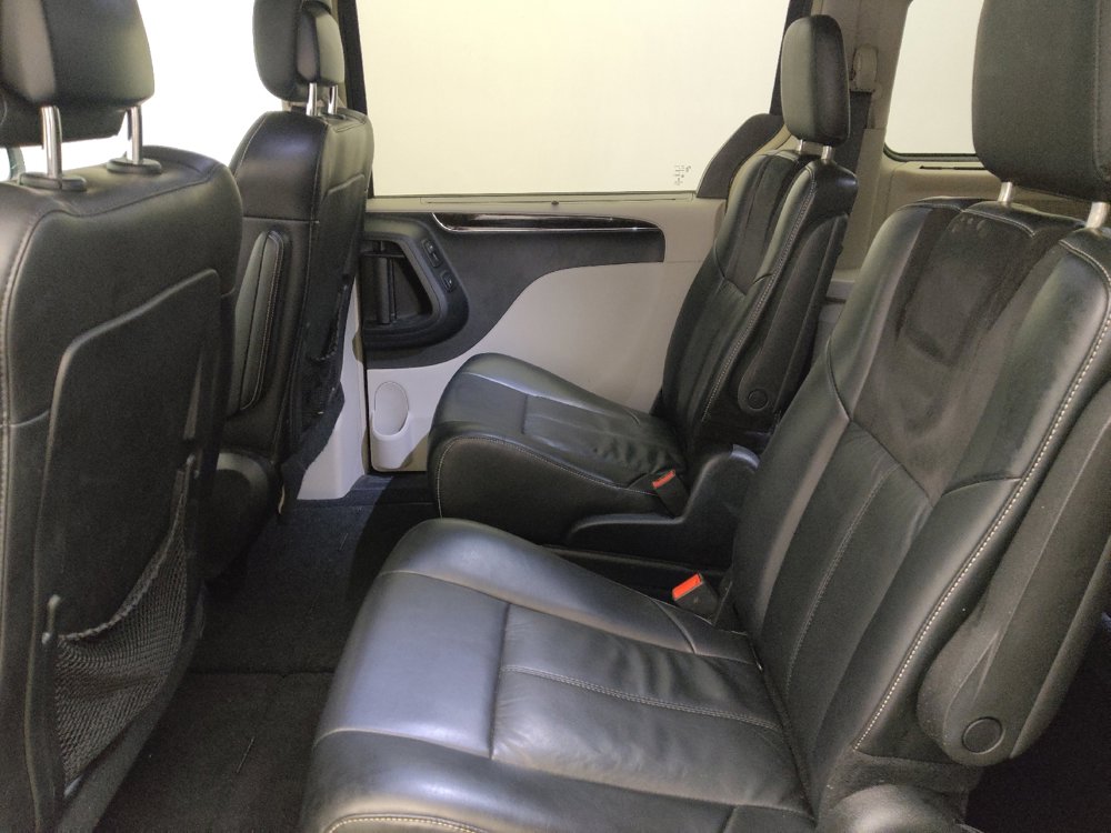 Used 2015 Chrysler Town & Country Limited Platinum FWD image 18