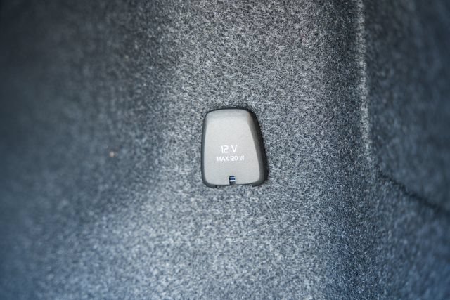 Certified 2025 Volvo XC40 B5 Plus AWD/4WD image 11