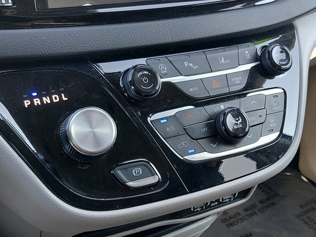 Used 2023 Chrysler Pacifica Touring-L FWD image 21
