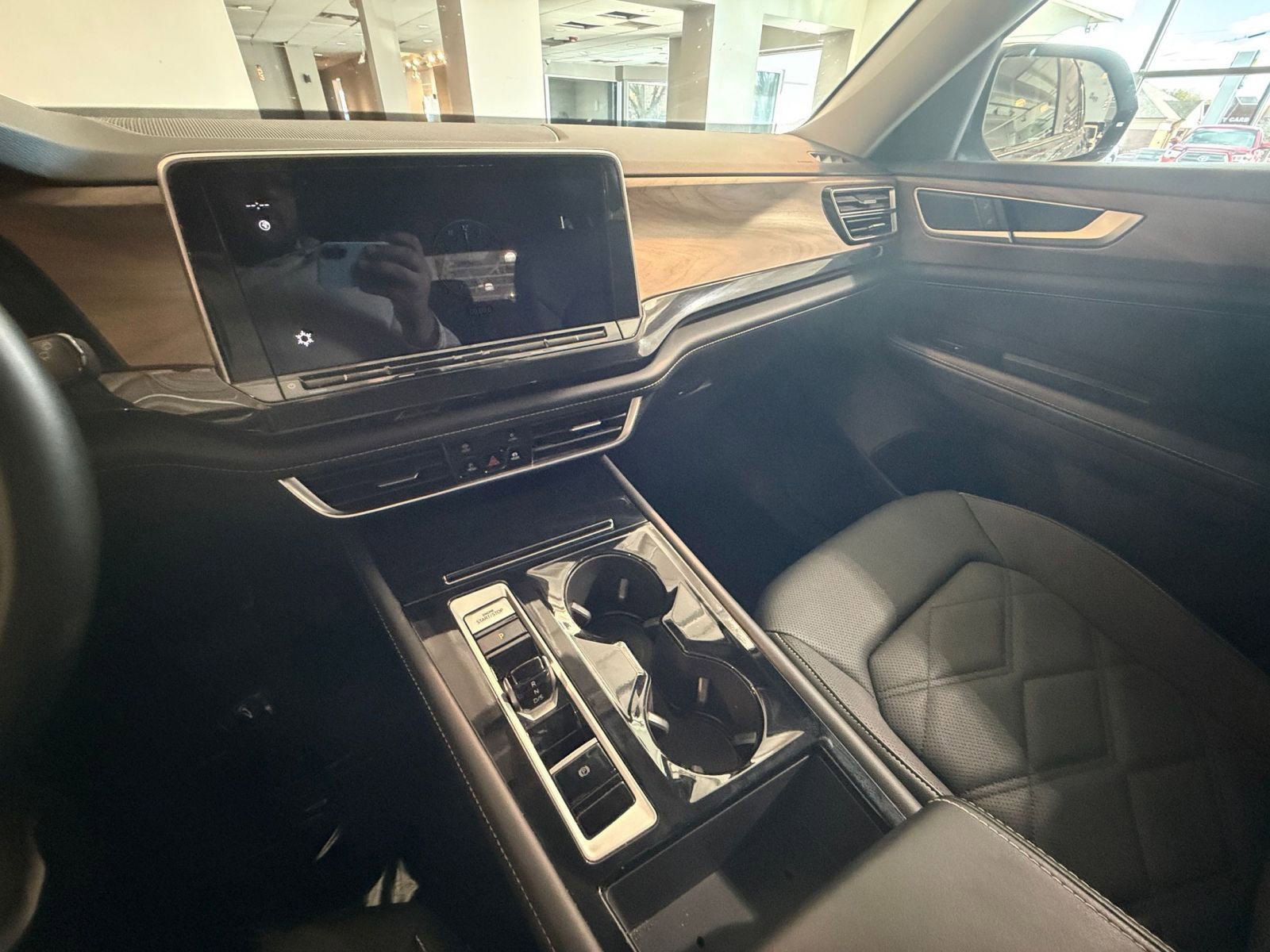 Used 2025 Volkswagen Atlas SE image 41