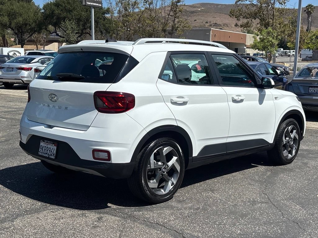 Used 2024 Hyundai Venue SEL FWD image 3