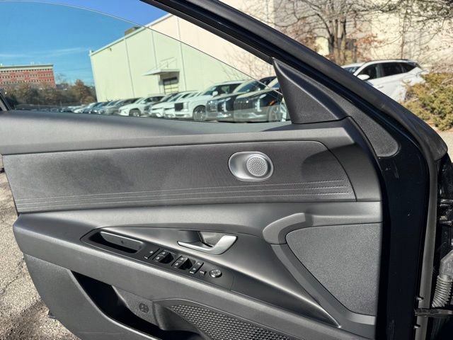 Certified 2025 Hyundai Elantra SE image 37