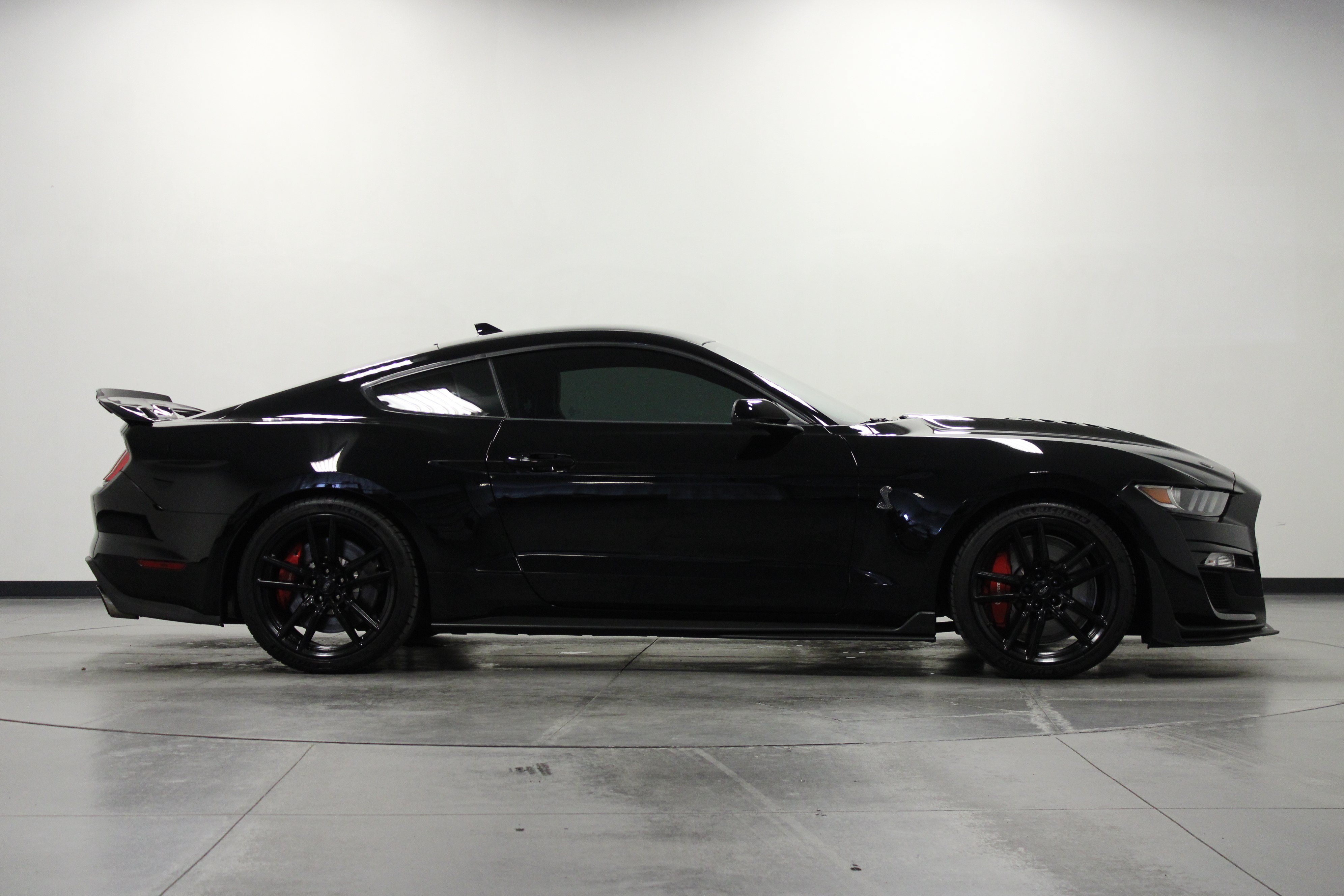 Used 2020 Ford Mustang Shelby GT500 w/ Technology Package RWD image 3