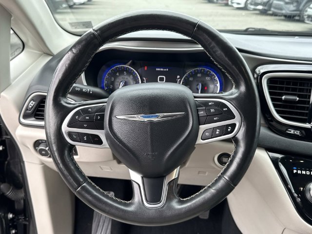 Used 2020 Chrysler Pacifica Touring-L FWD image 19