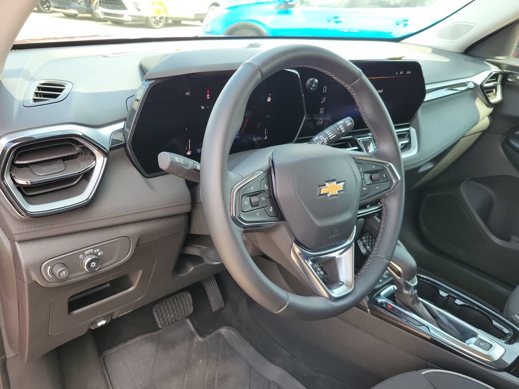 Used 2024 Chevrolet TrailBlazer LT w/ Convenience Package FWD image 8