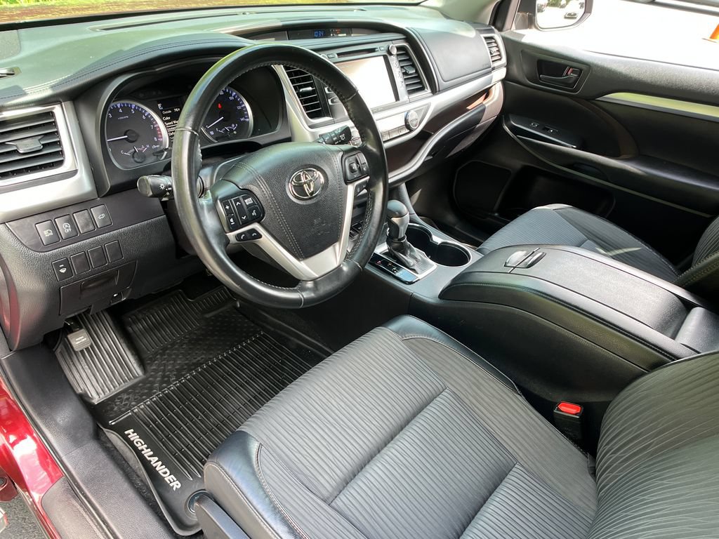 Used 2018 Toyota Highlander Plus AWD/4WD image 10