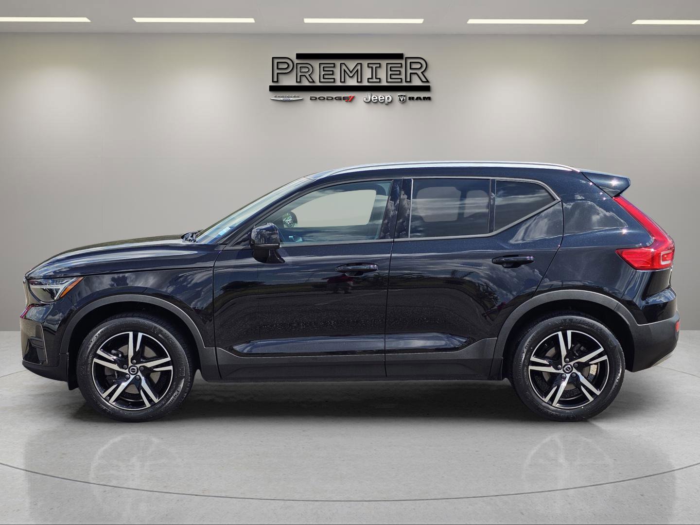 Used 2023 Volvo XC40 B5 Core image 13