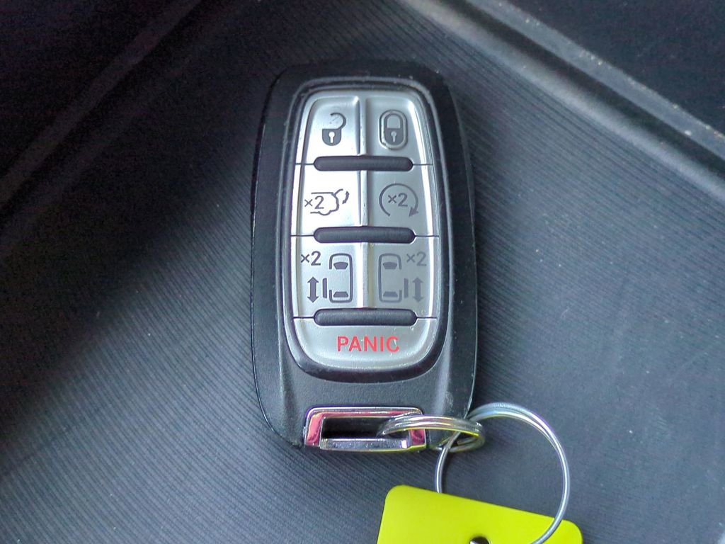 Used 2025 Chrysler Pacifica Select image 32