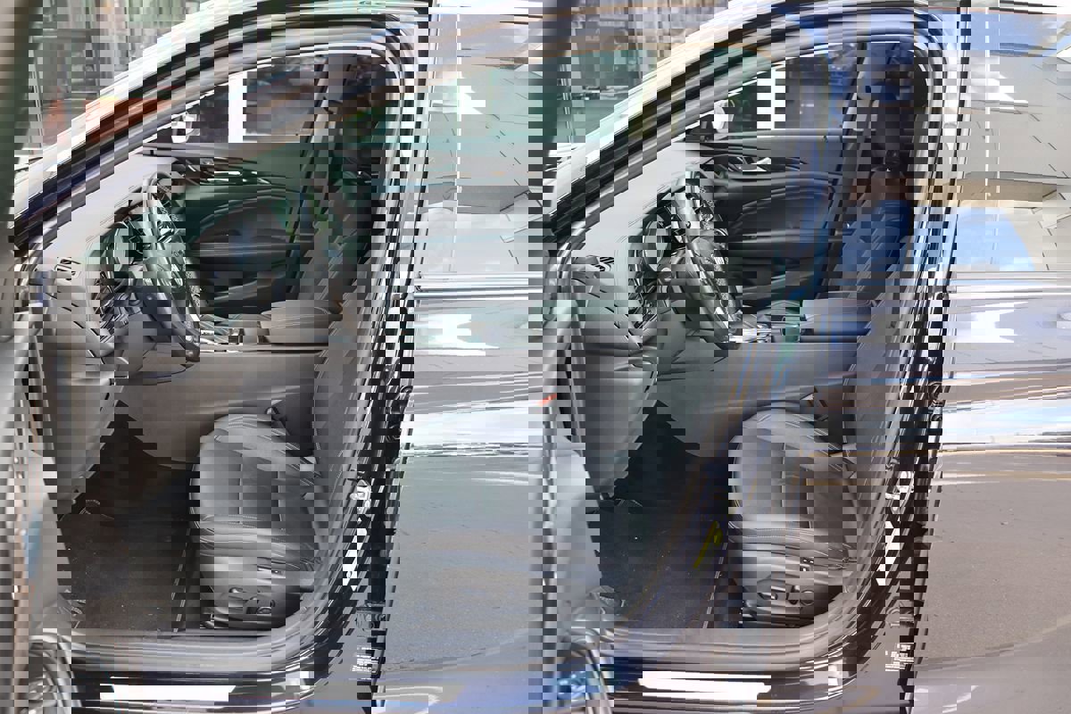 Used 2018 Buick Regal Essence w/ Driver Confidence Package #1 image 32