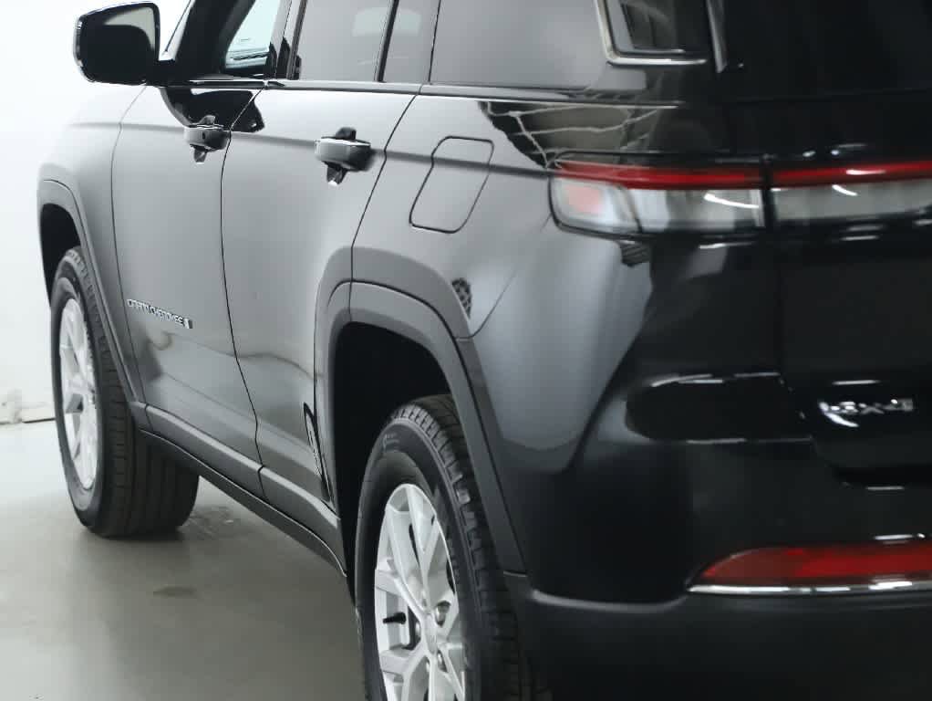Used 2023 Jeep Grand Cherokee Limited w/ Luxury Tech Group II image 42