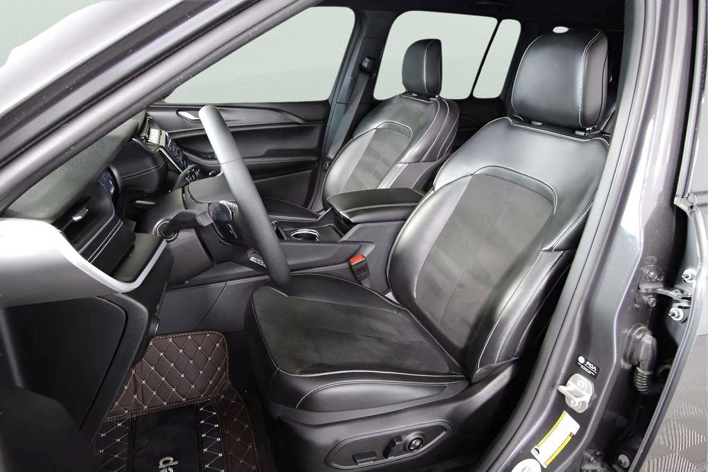 Used 2024 Jeep Grand Cherokee Altitude image 34