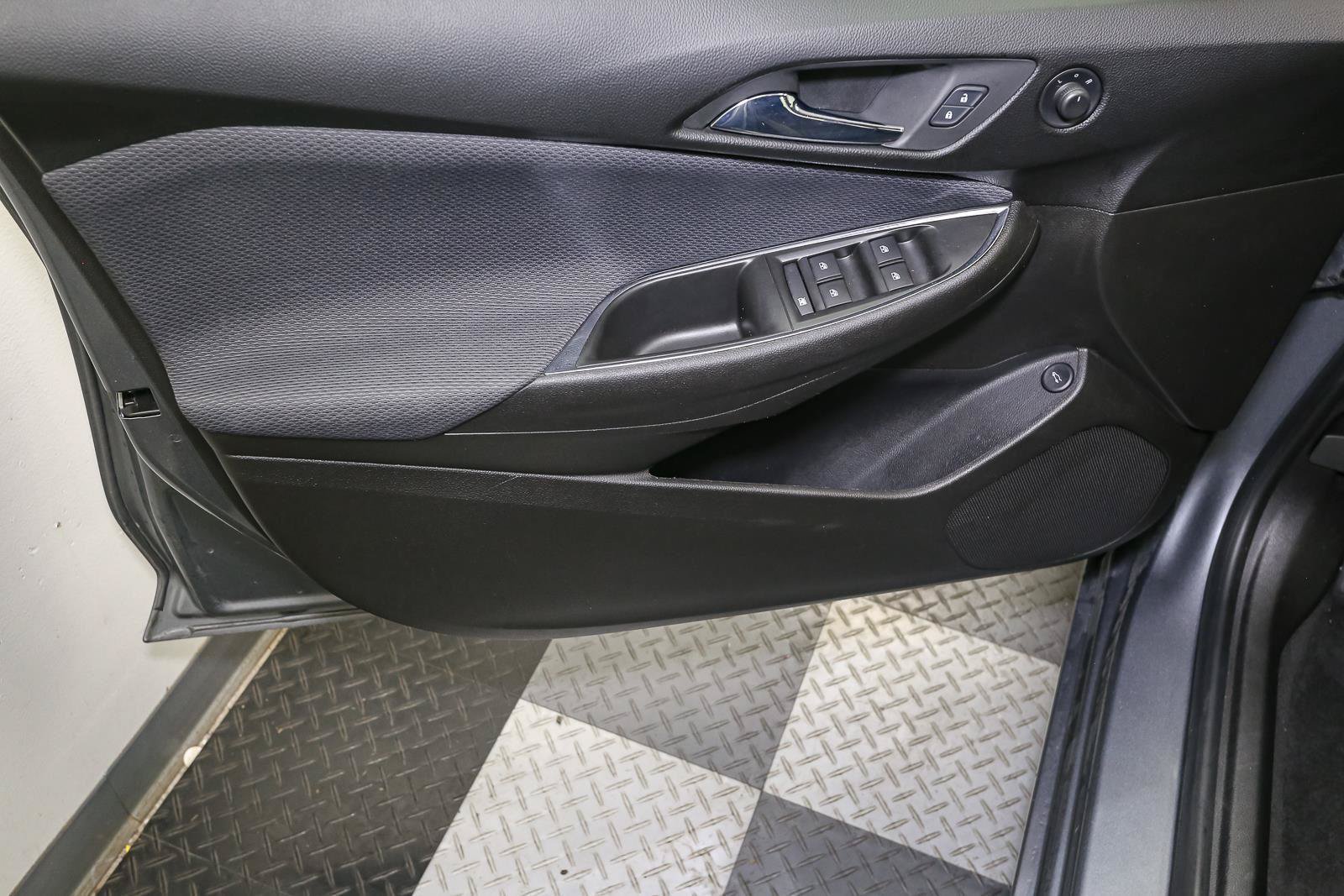 Used 2019 Chevrolet Cruze LT FWD image 34