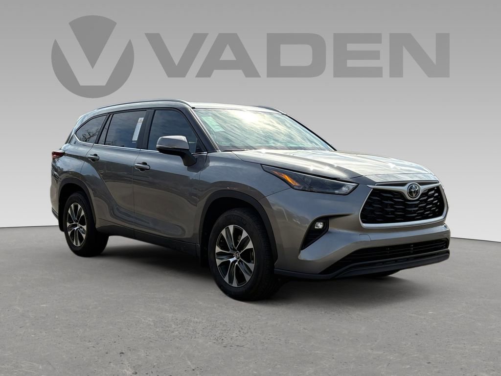 Used 2025 Toyota Highlander XLE image 1