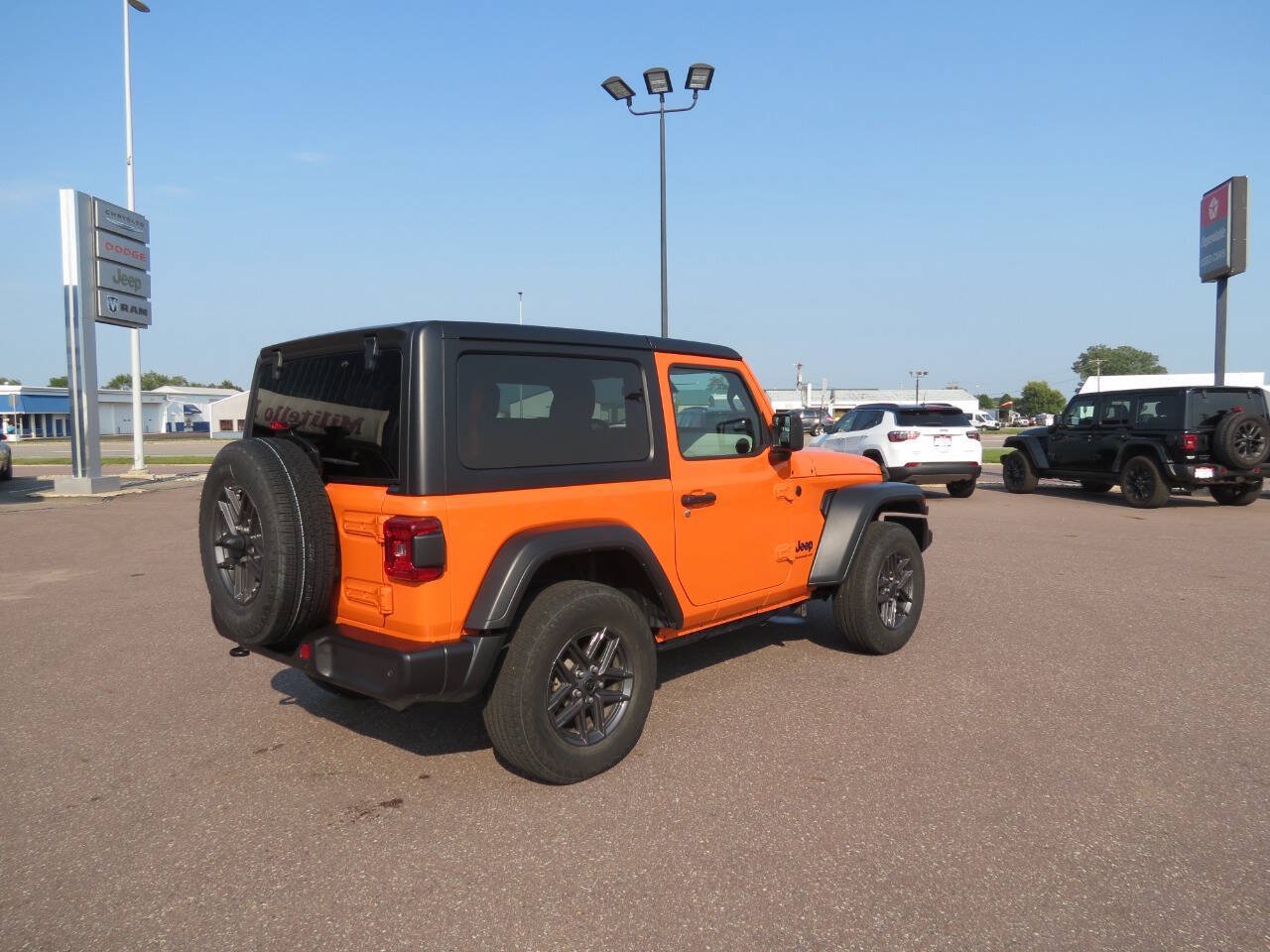 Used 2025 Jeep Wrangler Sport AWD/4WD image 4