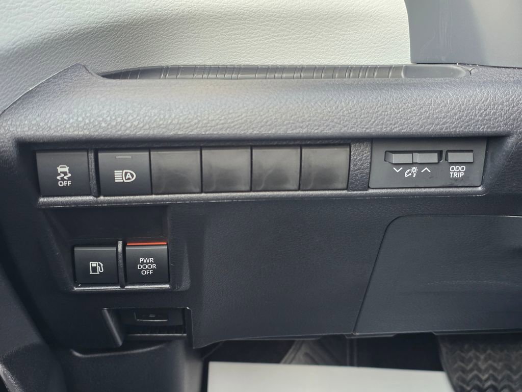Used 2026 Toyota Sienna LE image 52