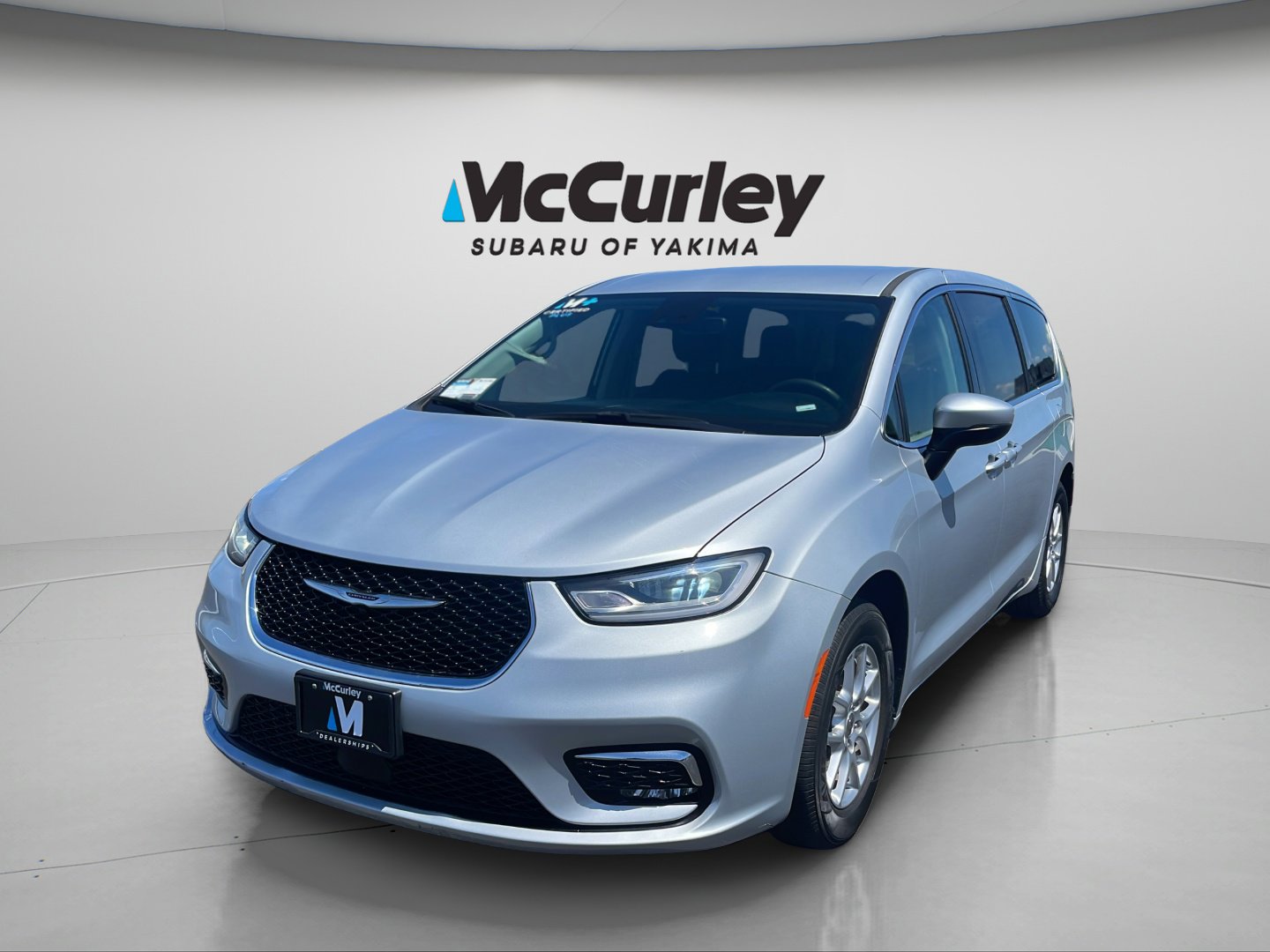 Used 2023 Chrysler Pacifica Touring-L FWD image 2