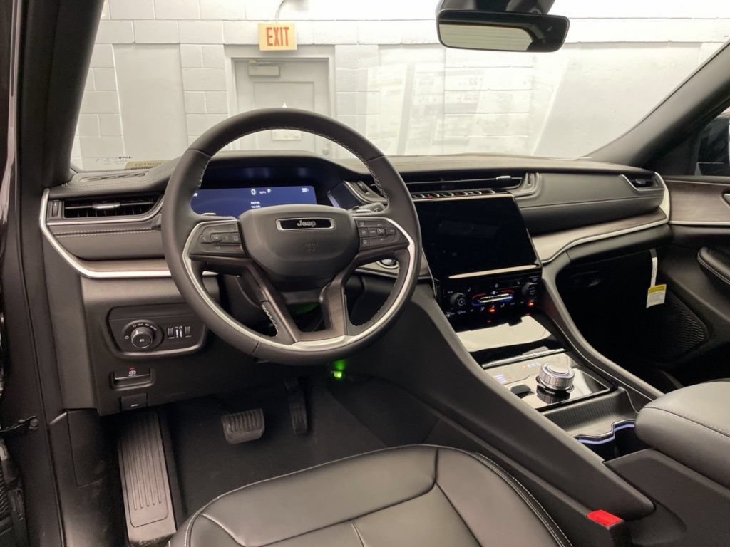 New 2025 Jeep Grand Cherokee Limited AWD/4WD image 9