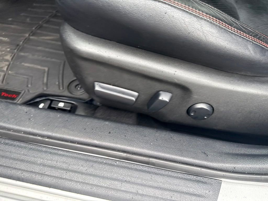 Used 2016 Toyota Camry XSE FWD image 11