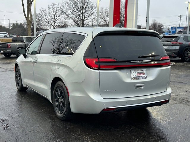 Used 2024 Chrysler Pacifica Touring-L image 5