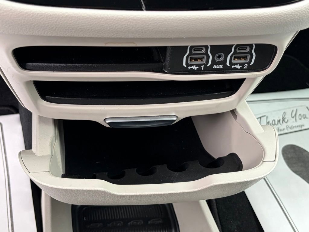 Used 2024 Chrysler Pacifica Touring-L image 17