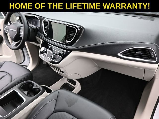 Used 2024 Chrysler Pacifica Touring-L image 47