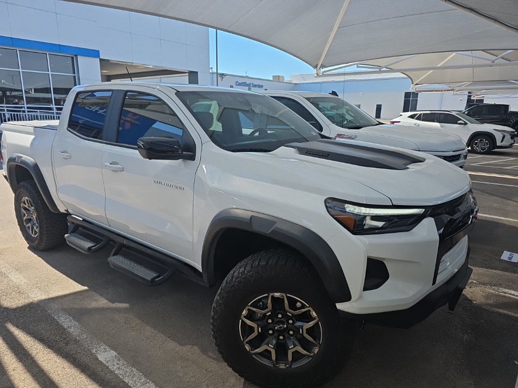 Used 2025 Chevrolet Colorado ZR2 w/ Technology Package AWD/4WD image 2