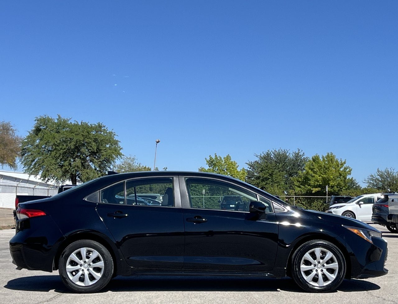 Used 2025 Toyota Corolla LE FWD image 3