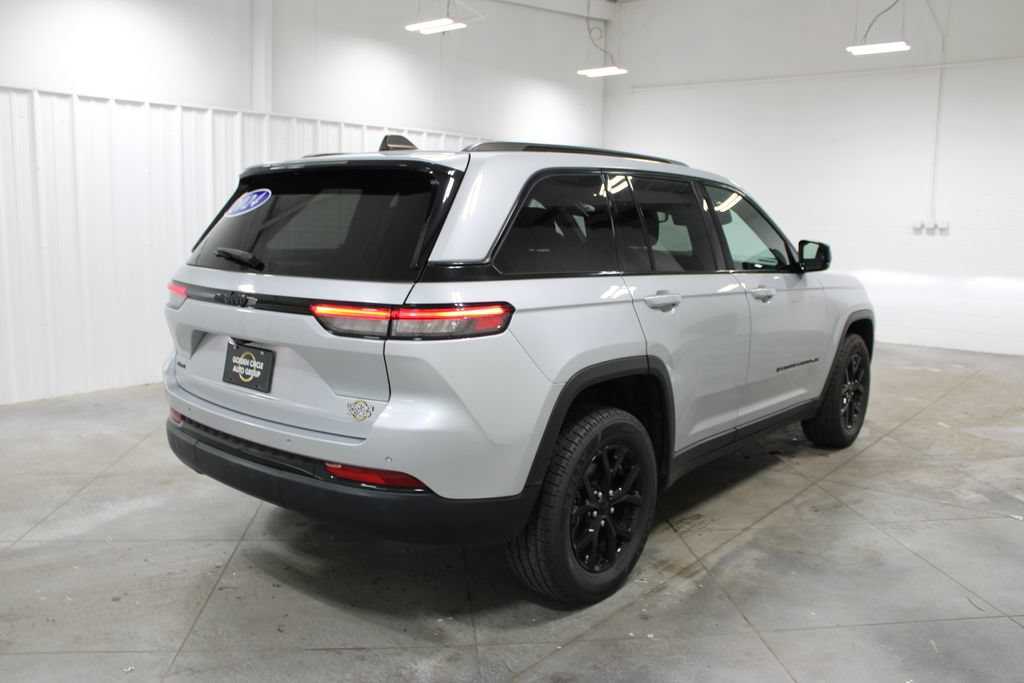 Used 2024 Jeep Grand Cherokee Altitude AWD/4WD image 9