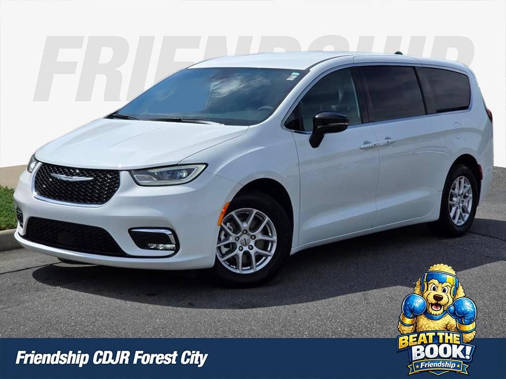 Used 2025 Chrysler Pacifica Select