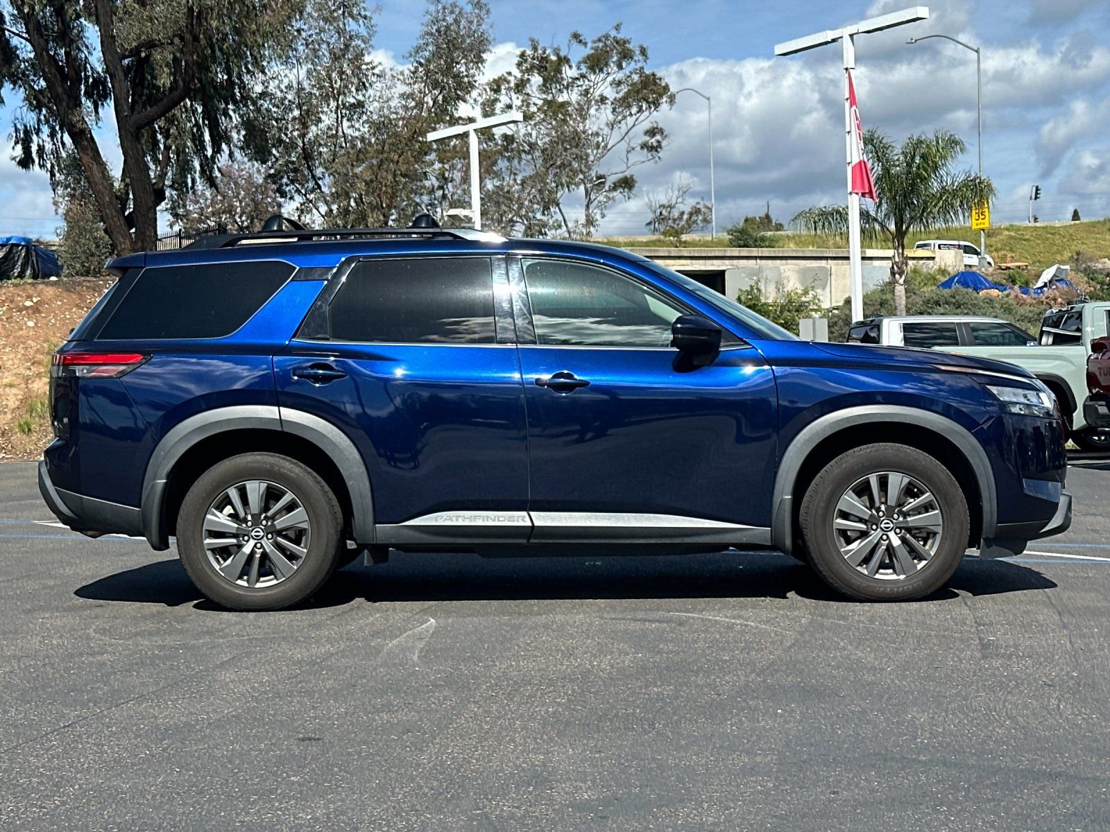 Used 2022 Nissan Pathfinder SV image 6