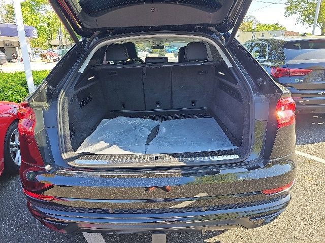Used 2023 Audi Q8 Prestige w/ Prestige Package AWD/4WD image 6