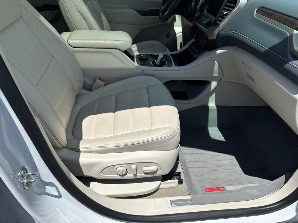 Used 2020 GMC Acadia Denali w/ Technology Package FWD image 25
