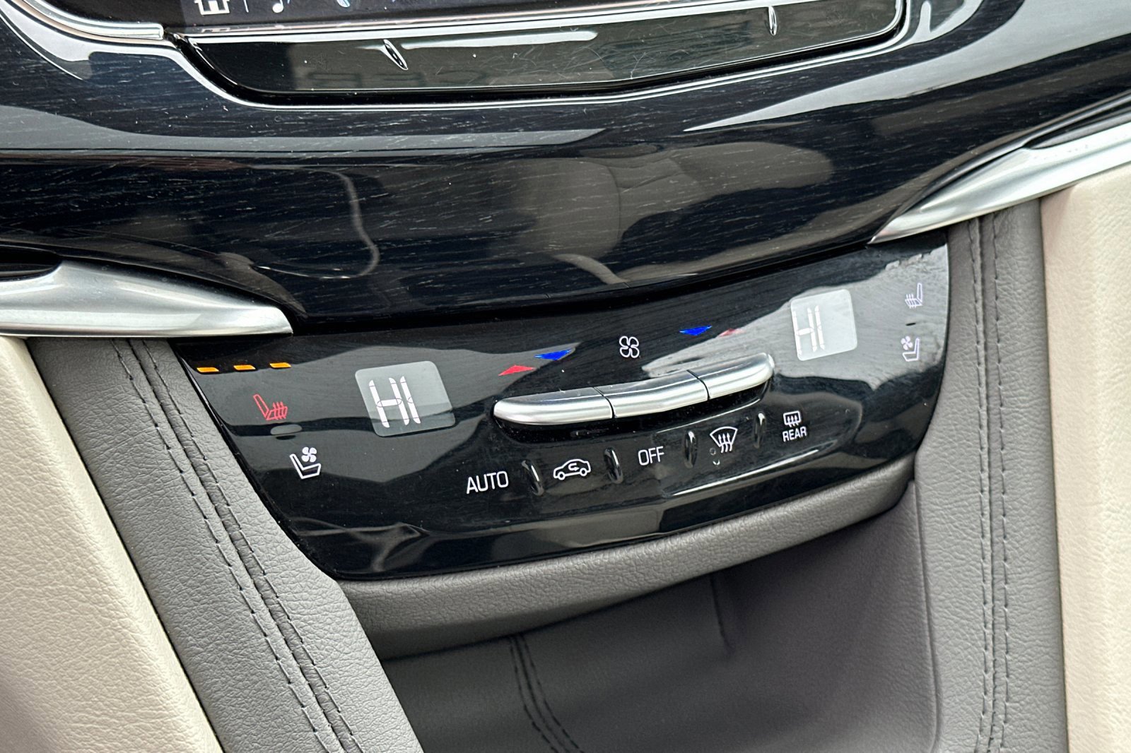 Certified 2025 Cadillac XT6 Premium Luxury image 21