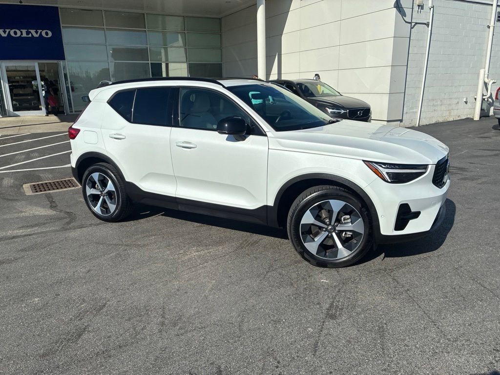 Used 2026 Volvo XC40 B5 Plus AWD/4WD image 2