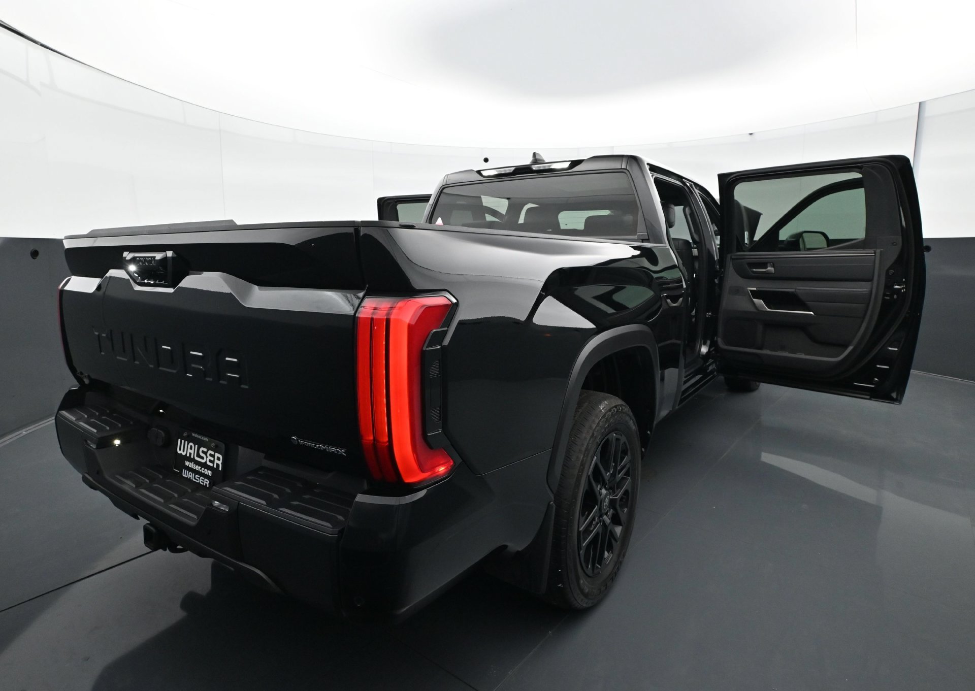 Used 2025 Toyota Tundra Limited AWD/4WD image 42
