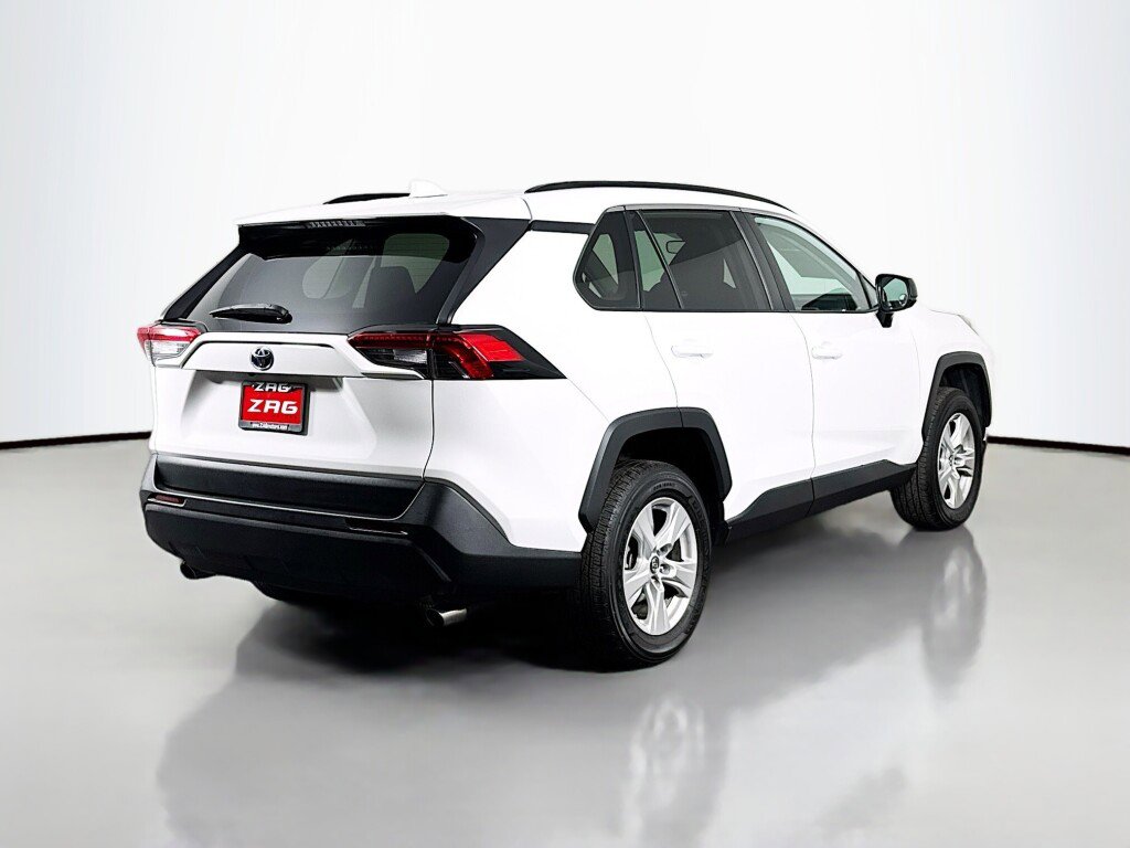 Used 2021 Toyota RAV4 LE image 5