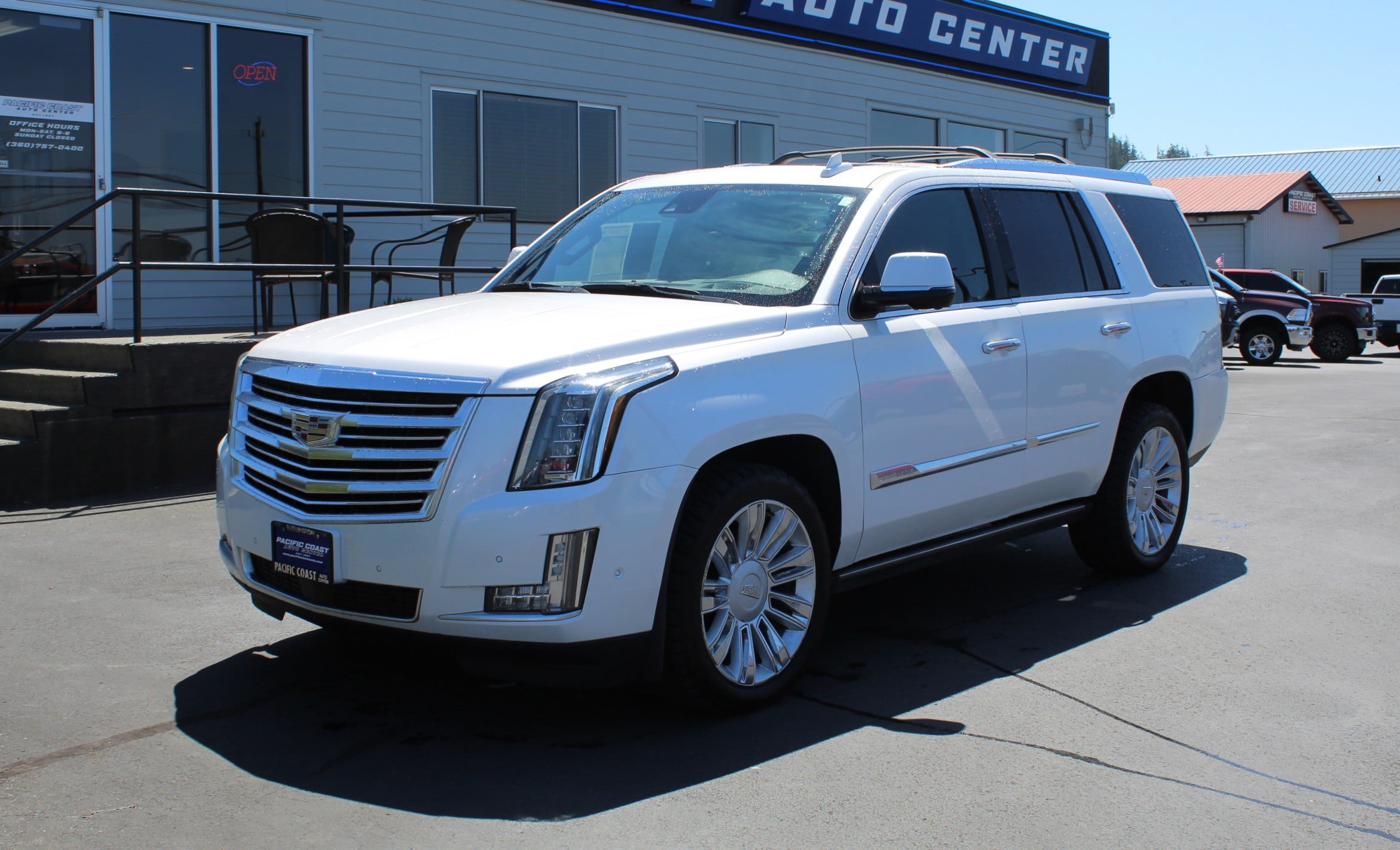 Used 2018 Cadillac Escalade Platinum AWD/4WD image 2