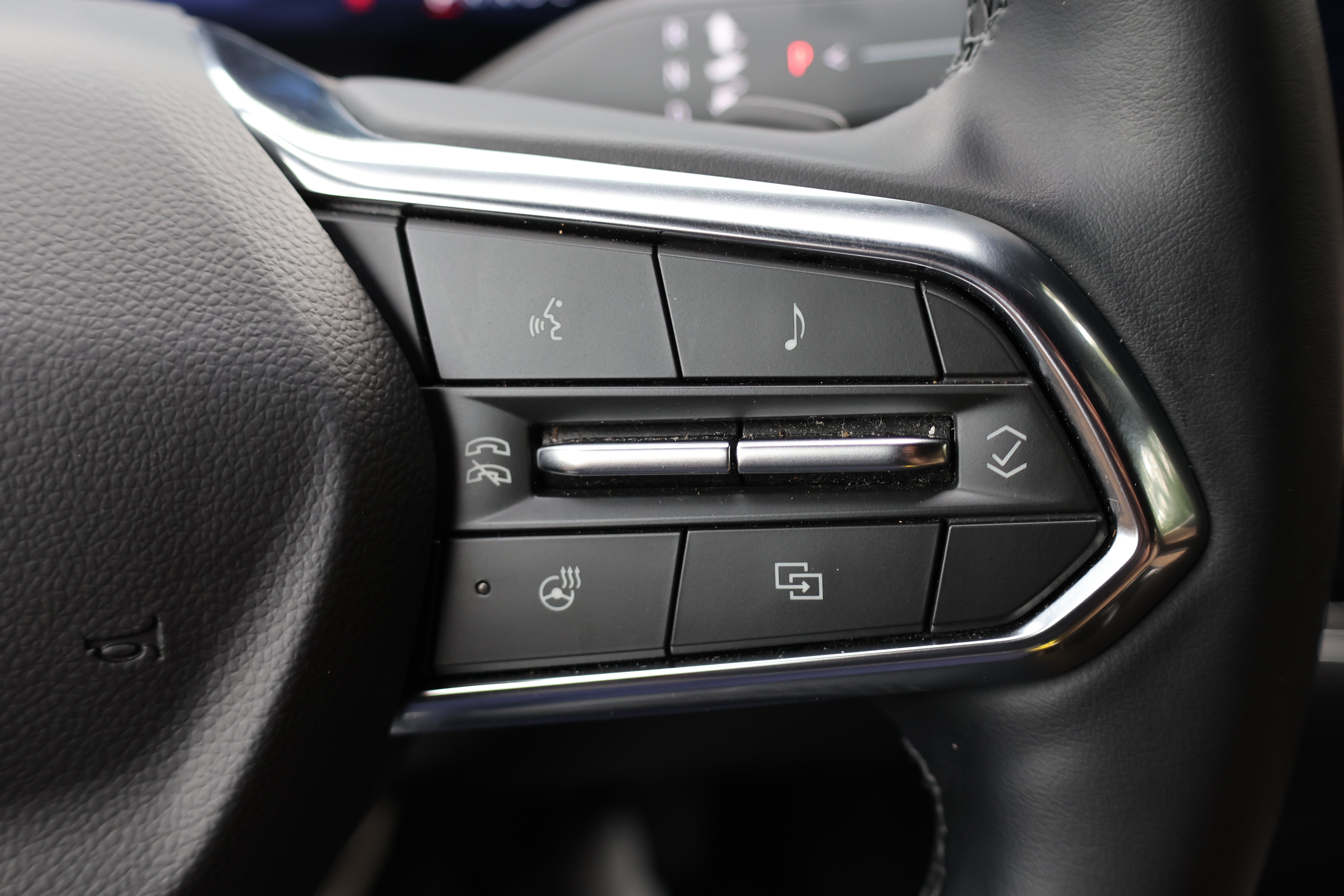 Used 2025 Chevrolet Equinox ACTIV w/ Safety and Technology Package AWD/4WD image 28