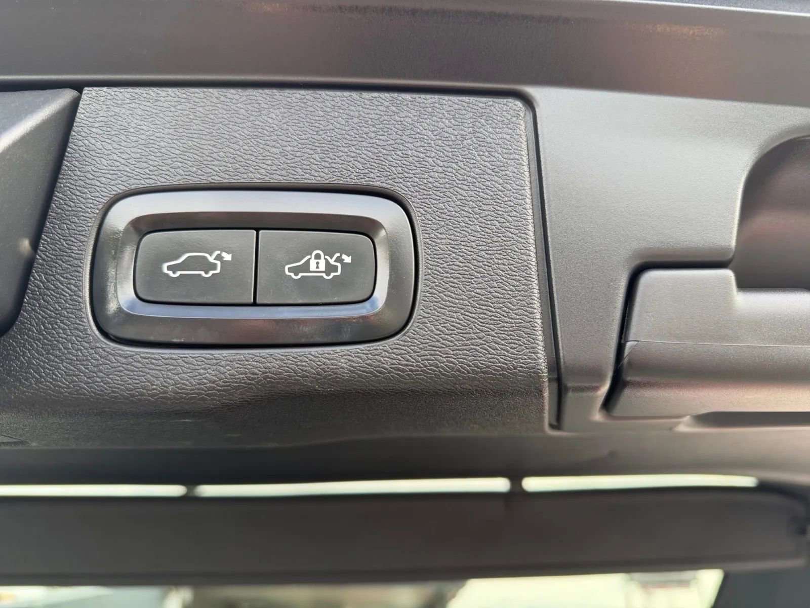 Used 2018 Volvo XC60 T6 Momentum w/ Convenience Package image 22