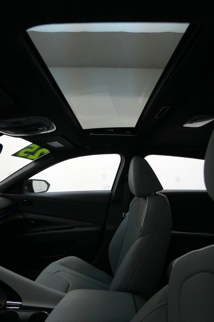 New 2025 Hyundai Elantra Limited image 29