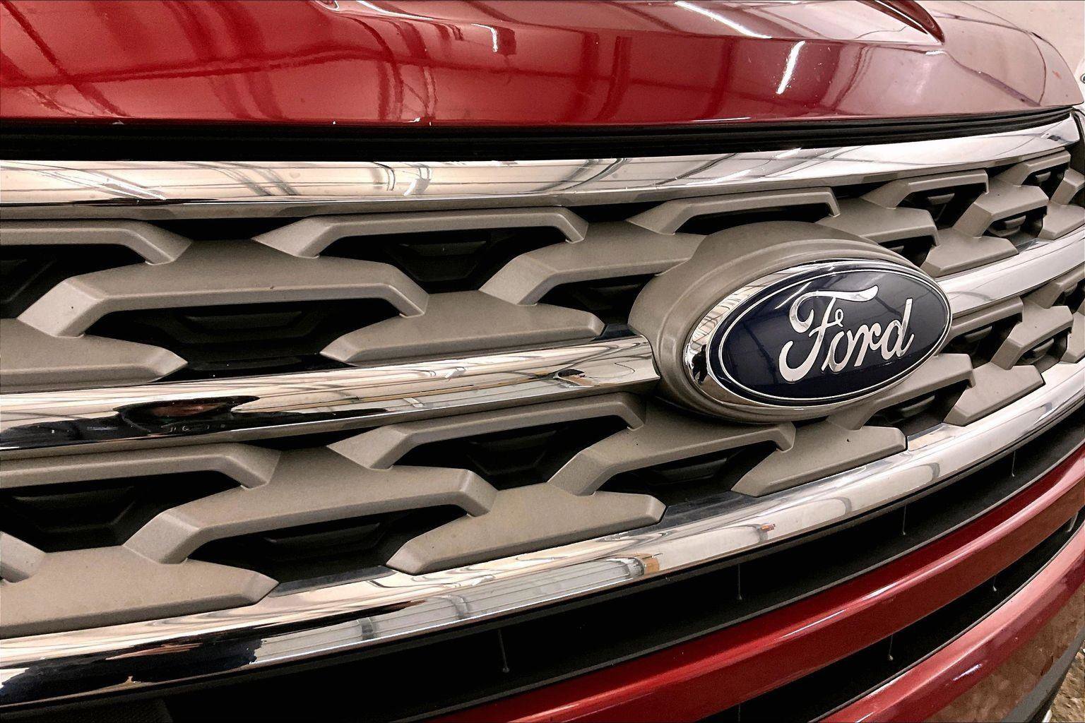 Used 2018 Ford Explorer XLT w/ Equipment Group 201A image 30