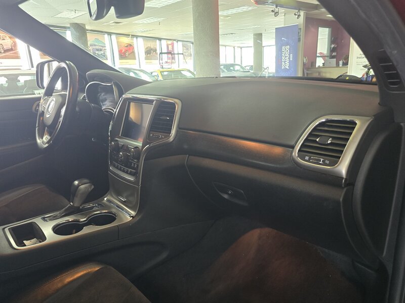 Used 2018 Jeep Grand Cherokee Altitude AWD/4WD image 14