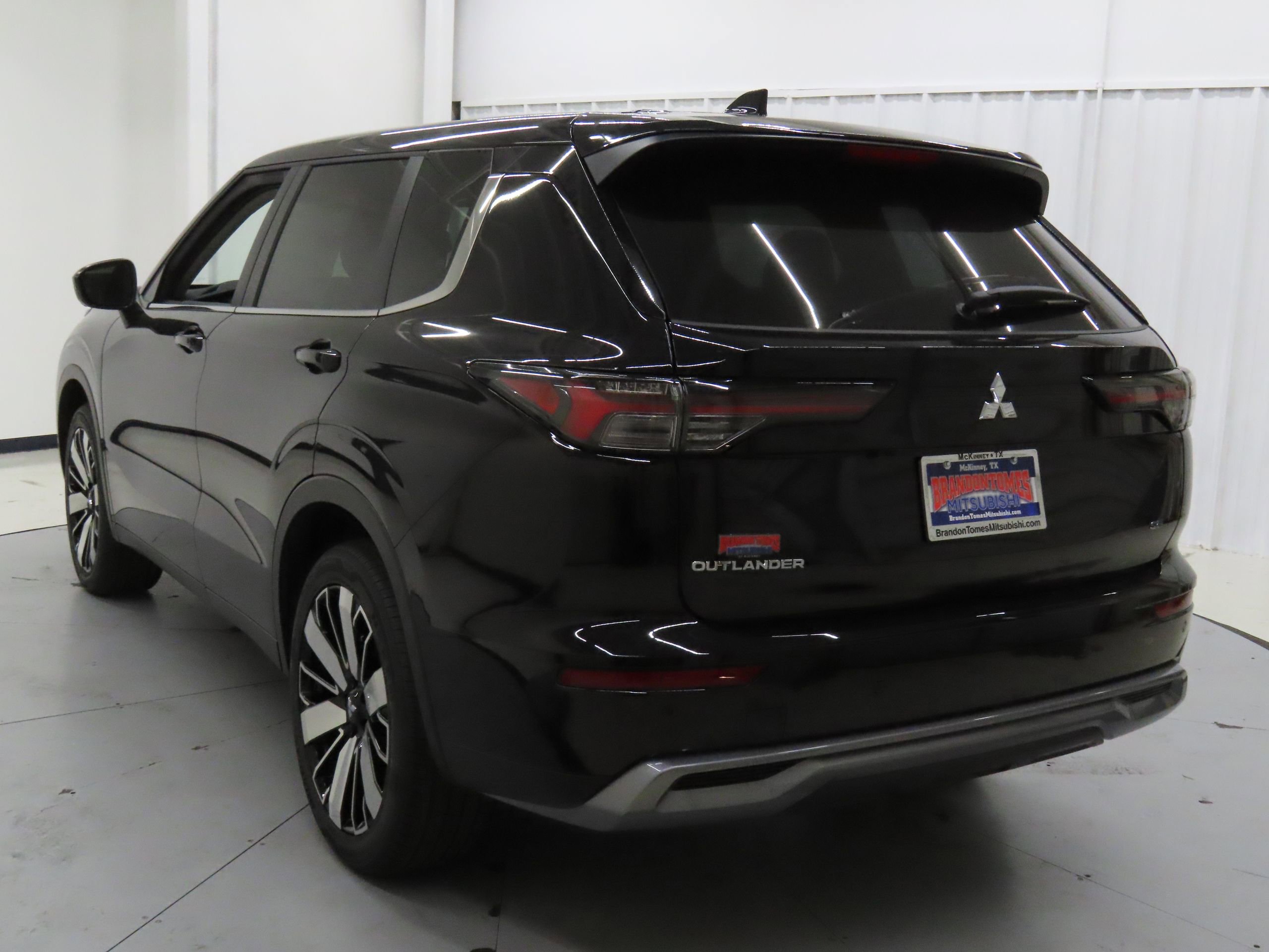 New 2025 Mitsubishi Outlander SE image 5